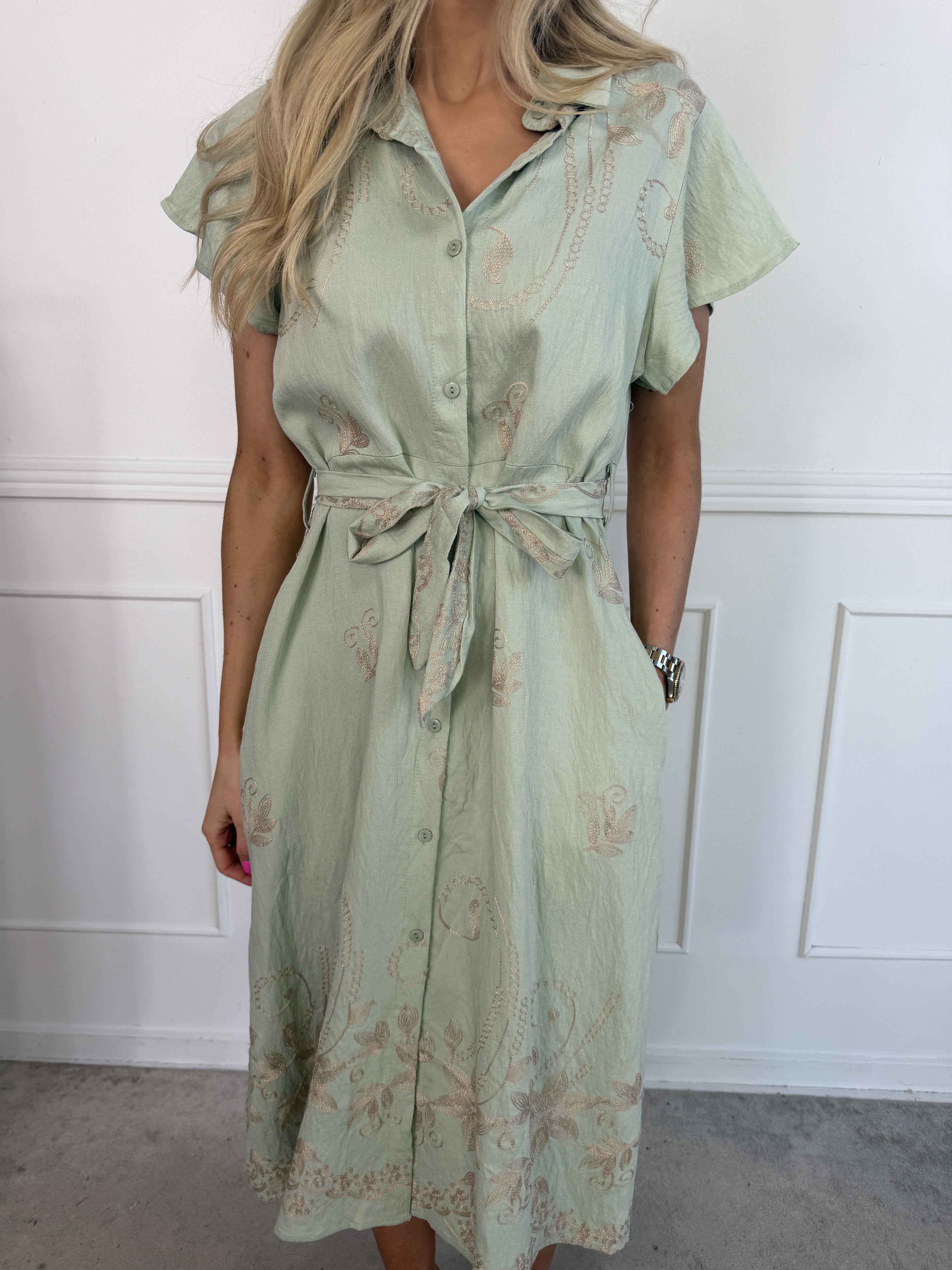 Marianne - Skjortklänning i viskos med broderade detaljer och volangärmar.